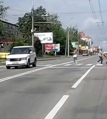 Водій на Range Rover у Тернополі «назбирав» п'ять адмінпротоколів і дві кримінальні статті