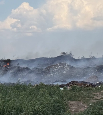 Пожежа на сміттєзвалищі в Одеській області охопила поля й лісосмуги 