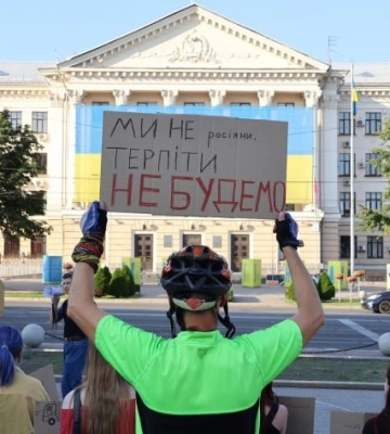 Первая стычка на митинге, визит нардепа и позиция жителей Мелитополя: как прошла пятая акция протеста в Запорожье (фоторепортаж)