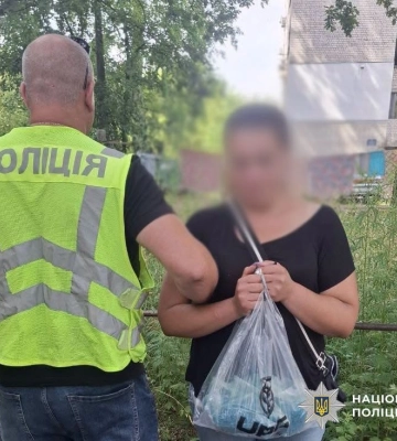 У Києві поліцейські вилучили у затриманої жінки чималу партію психотропу. ФОТО