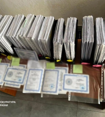 У Києві та Львові затримали 8 учасників схеми, які зробили 200 чоловіків фіктивними викладачами ради відстрочки