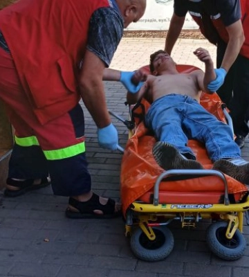 ТЕРМІНОВО! У Виноградові знайшли жорстоко побитого юнака непритомним на вулиці: шукають родичів! (ФОТО)