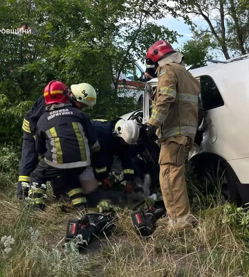 Внаслідок ДТП на Дніпропетровщині двоє людей загинули та четверо поранені, - ДСНС
