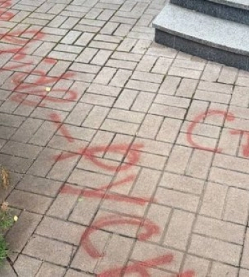 Неизвестные подбросили свиные головы и облили порог кровью: салон красоты G × KYIV заявил об угрозах из-за поддержки ЛГБТИК+. ФОТО 18+