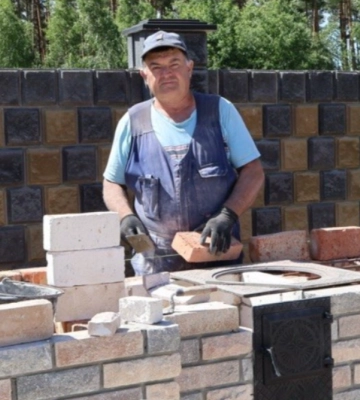 Будує печі, варить куліш і допомагає військовим: історія майстра з Волині, який зігріває людей