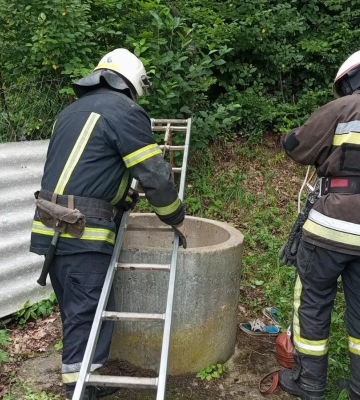 На Прикарпатті рятувальники підняли з колодязю тіло літньої жінки, - ДСНС