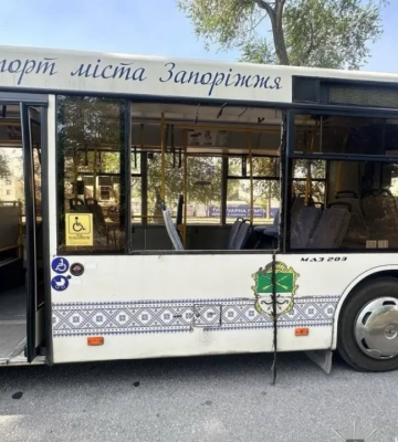 В Запорожье в результате вражеского обстрела поврежден автобус: пострадал водитель