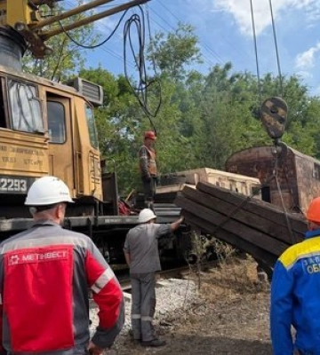 "Запоріжжяобленерго" і "Запоріжсталь" об’єднали техніку та ресурси для ліквідації наслідків атаки. ФОТОрепортаж