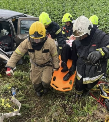 Мікроавтобус зніс авто з дороги: серйозна ДТП сталася на Дніпропетровщині