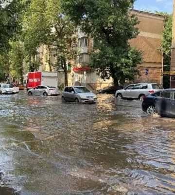Вулиці пішли під воду, пливуть авто. Одесу затопило під час сильної зливи