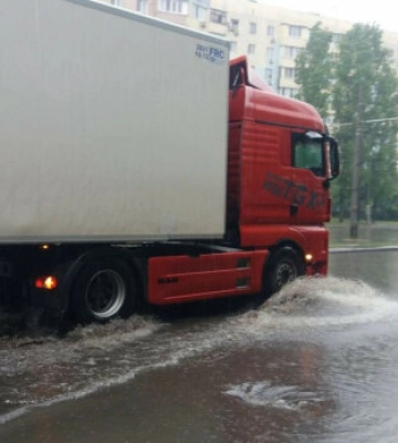 Одесса ушла под воду: автомобили затапливает по крышу, тысячи семей без света