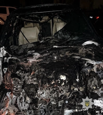 Підпалив військове та елітне авто: у Дніпрі затримали підлітка