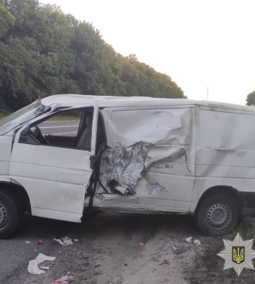 На Львівщині внаслідок зіткнення вантажівки та бусика постраждали водій та пасажирка останнього. ФОТО