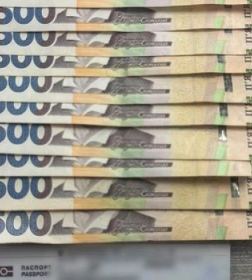 Житель Хмельниччини намагався підкупити прикордонника на кордоні з Польщею: сховав у паспорт 5 тис. грн. ФОТО