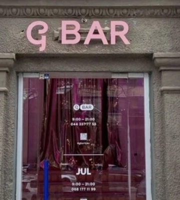 Під салон G×Bar у Києві невідомі підкинули рештки тварин: деталі скандалу