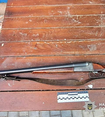 На Миколаївщині чоловік застрелив собаку посеред вулиці та викинув тіло на смітник: йому загрожує до трьох років ув’язнення