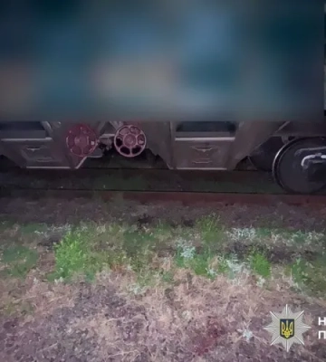 В Кременчуге двух подростков ударило током на крыше грузового вагона