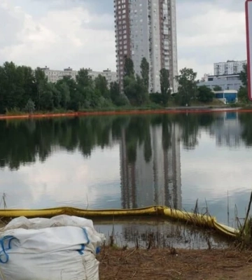 Атака на Київ 2 липня: екологи виявили нові витоки нафти в озеро Кирилівське