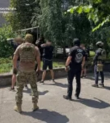 У Запоріжжі розслідують крадіжку на 1,7 млн грн: 25 обшуків і вилучений арсенал зброї