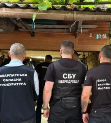 Гараж із «держпослугами»: на Закарпатті викрили підпільний цех з виготовлення фальшивих документів і печаток