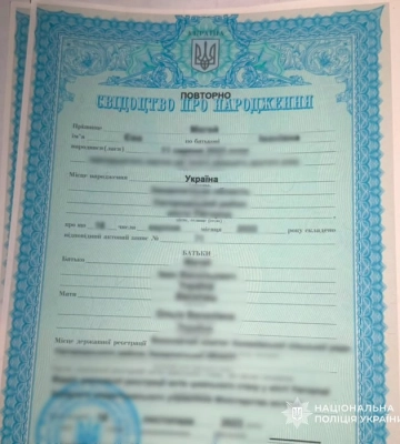 Гараж із «держпослугами»: на Закарпатті викрили підпільний цех з виготовлення фальшивих документів і печаток