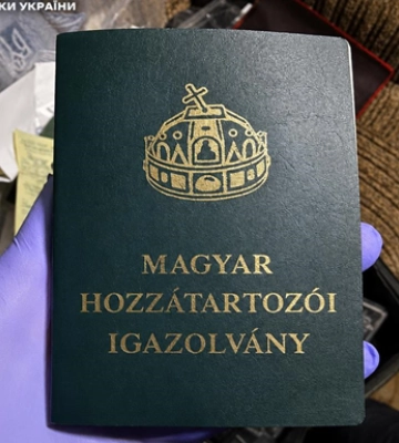 Гараж із «держпослугами»: на Закарпатті викрили підпільний цех з виготовлення фальшивих документів і печаток