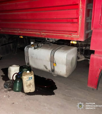 Зливав пальне із припаркованих вантажівок – у Миколаївському районі поліцейські затримали підозрюваного у крадіжці