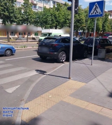 У Рівному водіям нагадали про штраф за паркування ближче ніж за 10 метрів до перехрестя