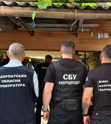 Подделывали права, голограммы и печати ТЦК в гараже — в Закарпатье разоблачили подпольное производство