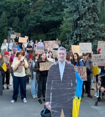На седьмой день люди вновь вышли на митинги против отставки Федорова с поста министра обороны