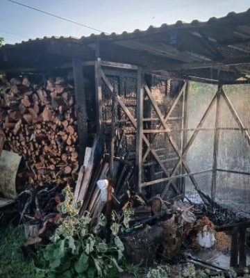 На Закарпатті рятувальники за 12 хвилин ліквідували пожежу в дровітні