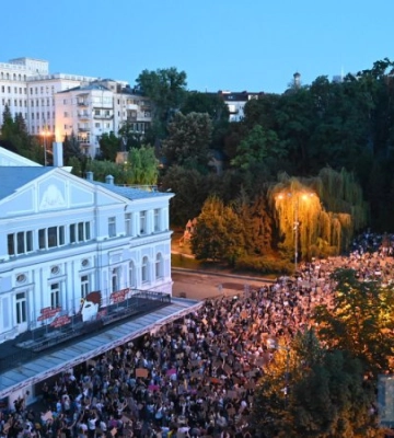На площади Франко в Киеве осталось всего несколько митингующих, коммунальщики убрали почти все картонные плакаты