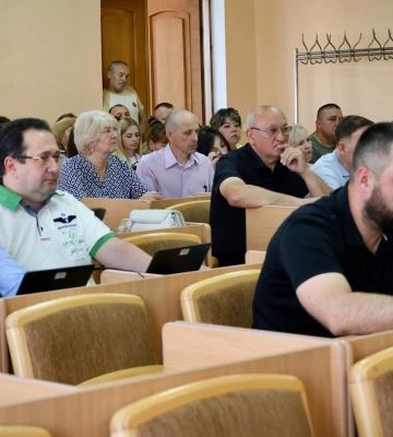 У Соснівці на Львівщині скаржаться на вантажівки з аргілітом: дороги руйнуються, мешканці потерпають від пилу