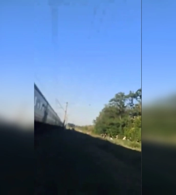 Люди стояли рядом: в сети появились кадры атаки "Шахеда" на локомотив "Укрзализныци" (видео)