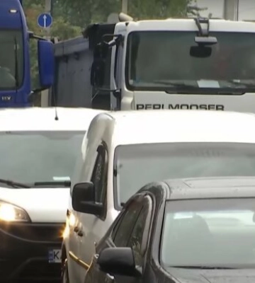 На Лук'янівці підтоплює дорогу біля Дегтярівської: рух ускладнено