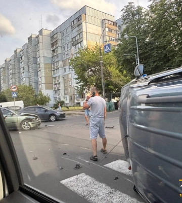 Перекинувся автомобіль на перехресті у Черкасах (ФОТО)