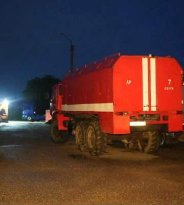 Четверту добу рятувальники борються з пожежею на полях зрошення поблизу Одеси в умовах постійних обстрілів