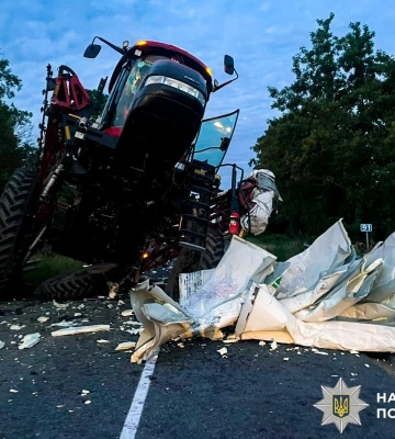 Вантажівка і самохідний обприскувач потрапили в ДТП на Рівненщині (ФОТО)