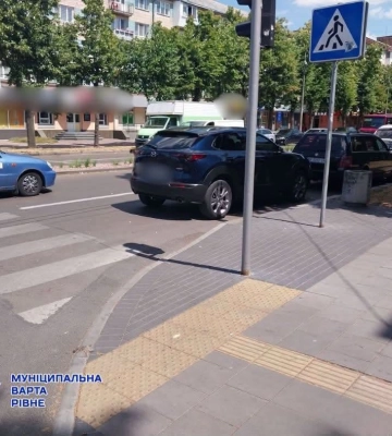 У Рівному водії залишають автівки близько до перехресть: за такі дії передбачено штраф