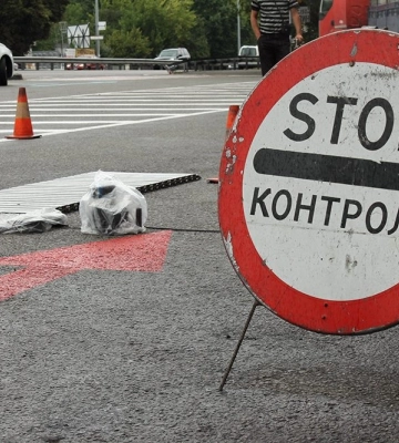 ЗМІ: Дівчина передала військовим на блокпості під Черніговом бургер із вибухівкою