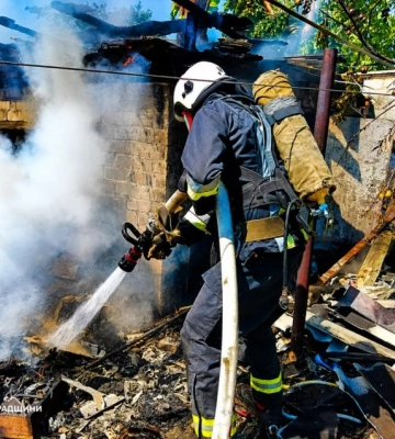 На Кіровоградщині горів гараж та легковик