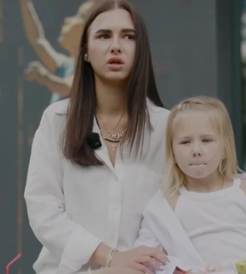 «Инстинктивно схватила Мию и спряталась». 19-летняя Милана закрыла собой младшую сестру во время удара КАБами по Сумам