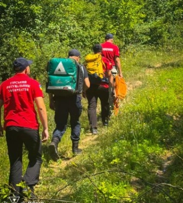 Мотоцикліст застряг у лісі на Закарпатті: через травму чоловіка рятувальники несли до швидкої на ношах