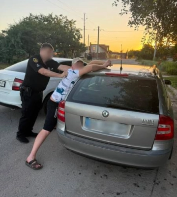 Чоловік викрав автівку, що стояла незачиненою біля магазину в Кропивницькому
