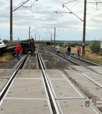 Внаслідок зіткнення з вантажним потягом загинув водій фургона: на Миколаївщині слідчі поліції з’ясовують обставини автопригоди
