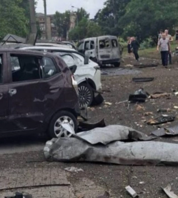 Россияне ударили по многоэтажке в Запорожье: под завалами люди