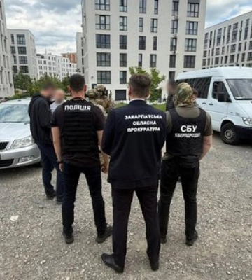 25 тисяч доларів за «роботу», на яку можна не ходити: на Закарпатті судитимуть адвоката та директора філії коледжу