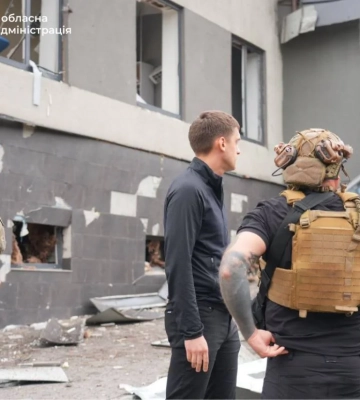 Ворог вдарив по багатоповерхівці у Запоріжжі, під завалами є люди