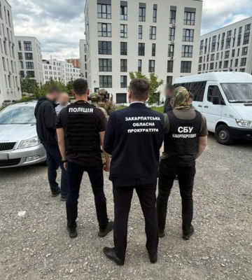25 тисяч доларів за «роботу», на яку можна не ходити: на Закарпатті судитимуть адвоката та директора філії коледжу