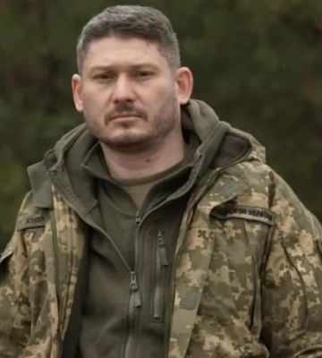 «Скорбь должна быть с честью». Как украинский режиссер, защитник Дмитрий Костюминский формирует новую культуру чествования героев — видео NV
